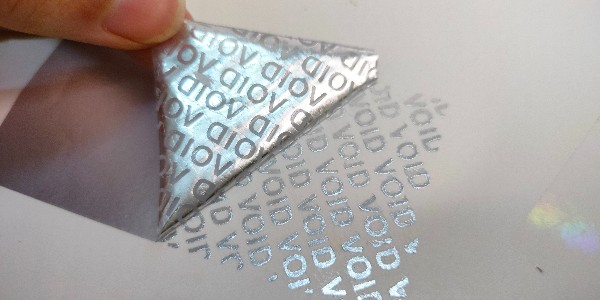 亚银VOID不干胶材料是防伪标签的一种一般贴在哪里？