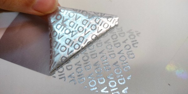 亚银VOID不干胶材料是防伪标签的一种一般贴在哪里？